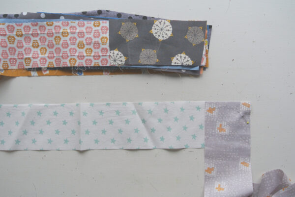 stoffen voor de bies aan elkaar naaien